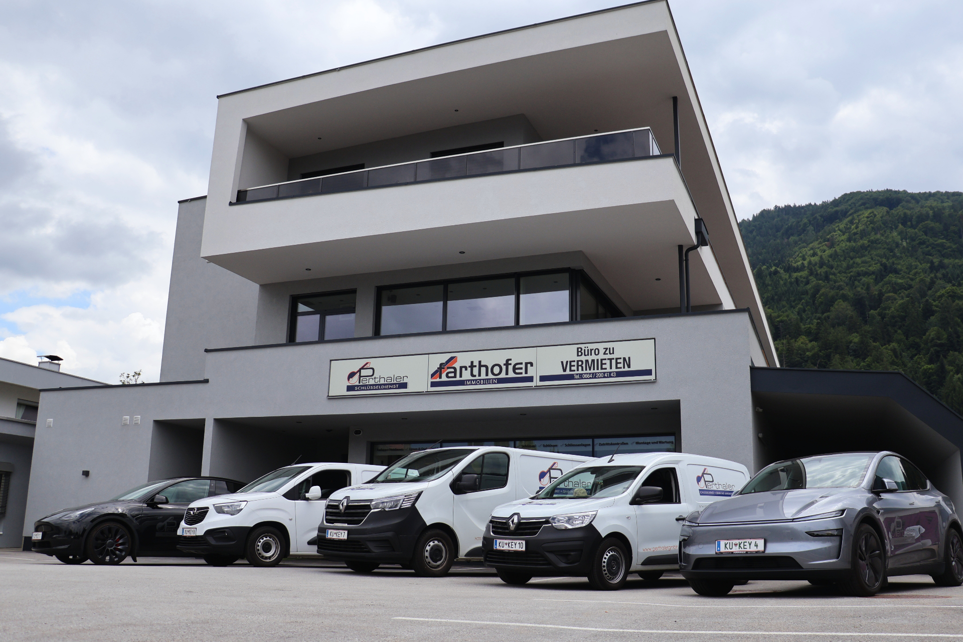 Perthaler GmbH Firmengebäude mit Fahrzeugflotte